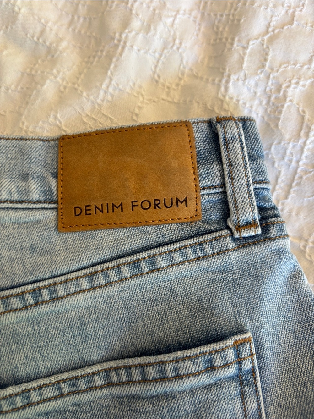 Denim Forum The Arlo Hi-Rise Straight
Jean Light Wash Size 31 25"L - Picture 9 of 13